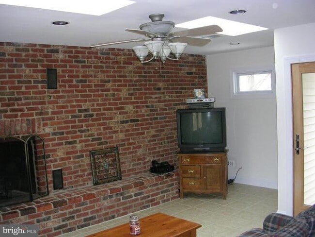 1102 E Holly Ave in Sterling, VA - Building Photo - Building Photo