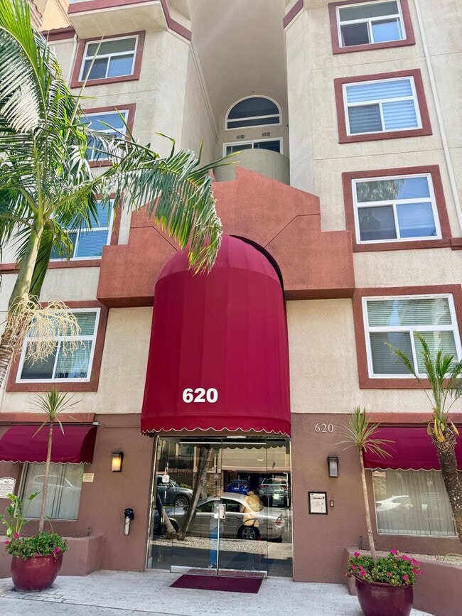 property at 620 S Gramercy Pl