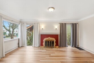 5209 SE Hawthorne Blvd in Portland, OR - Building Photo - Building Photo