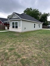 302 Holly Ave in Luling, TX - Building Photo - Building Photo