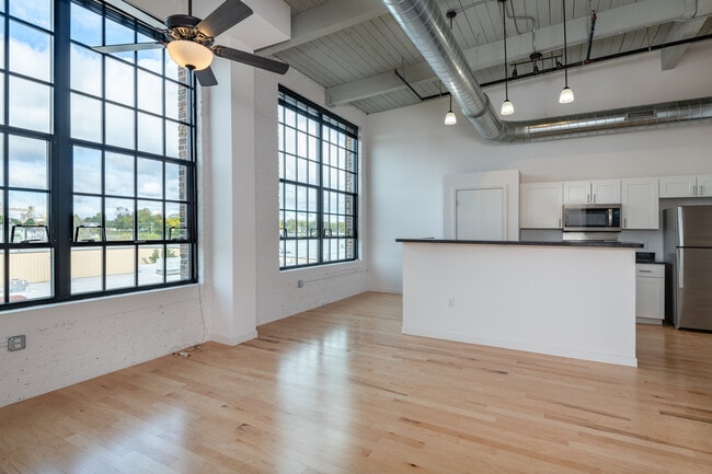 Badger State Lofts in Sheboygan, WI - Foto de edificio - Building Photo