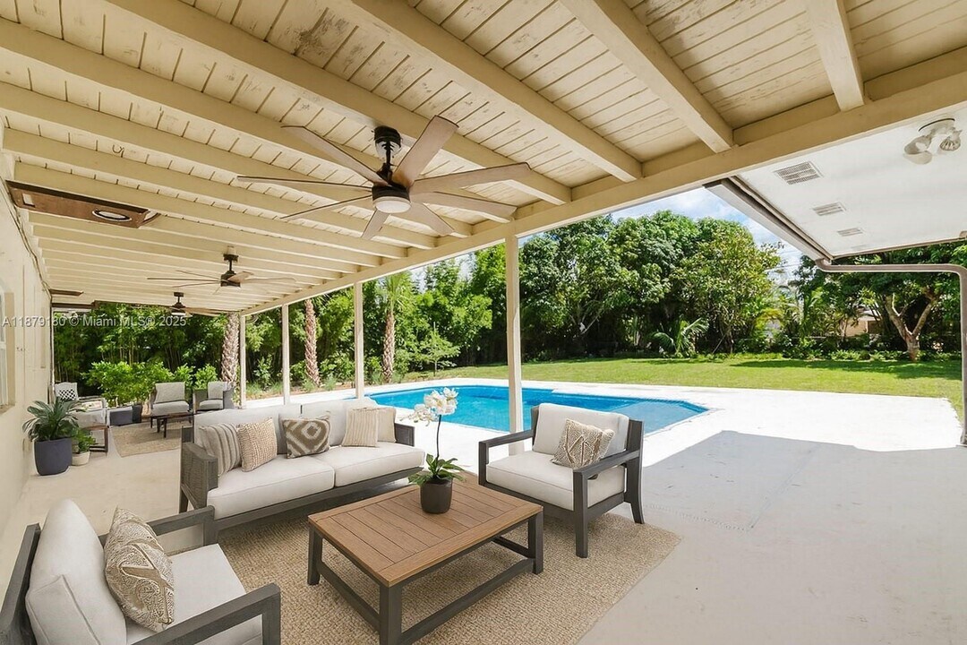 17701 SW 93rd Ave in Palmetto Bay, FL - Building Photo