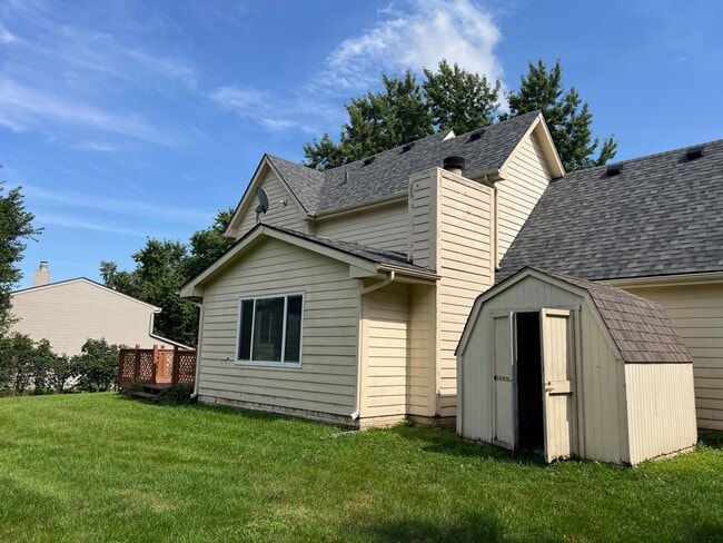 9613 Dennis Dr in Urbandale, IA - Building Photo - Building Photo