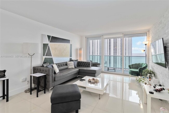 100 Bayview Dr, Unit 2014 in Sunny Isles Beach, FL - Foto de edificio - Building Photo