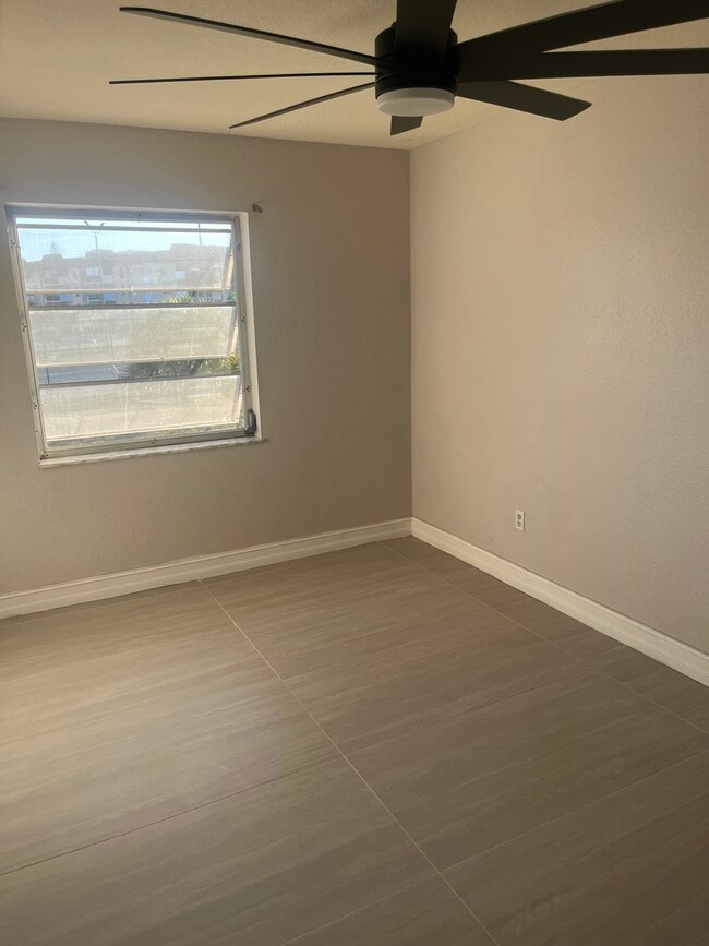 4112 Inverrary Dr in Lauderhill, FL - Foto de edificio - Building Photo