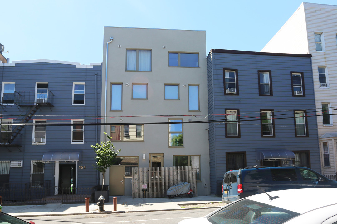 Haus in Brooklyn, NY - Building Photo