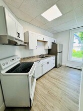 14 Willow St, Unit 1 in Old Town, ME - Foto de edificio - Building Photo