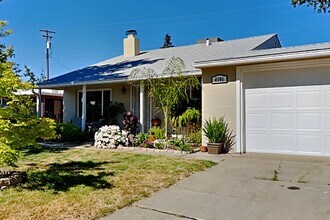 4906 Ortega St in Sacramento, CA - Building Photo - Building Photo