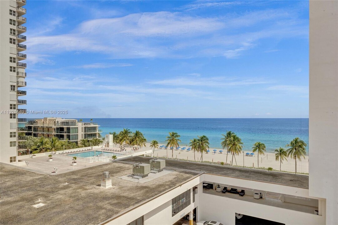 2401 S Ocean Dr in Hollywood, FL - Building Photo