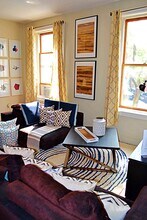 437 Hanover St, Unit 2B in Boston, MA - Foto de edificio - Building Photo