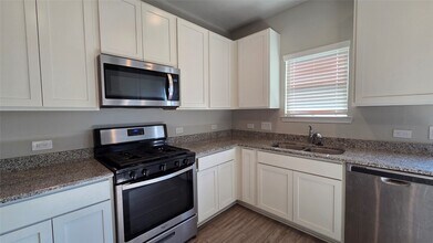 914 Redinger Ridge Dr in Huffman, TX - Foto de edificio - Building Photo