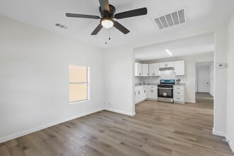 1106 N Border St in Cleburne, TX - Foto de edificio - Building Photo