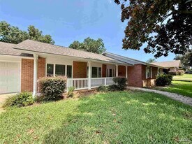 204 Nandina Rd in Gulf Breeze, FL - Building Photo