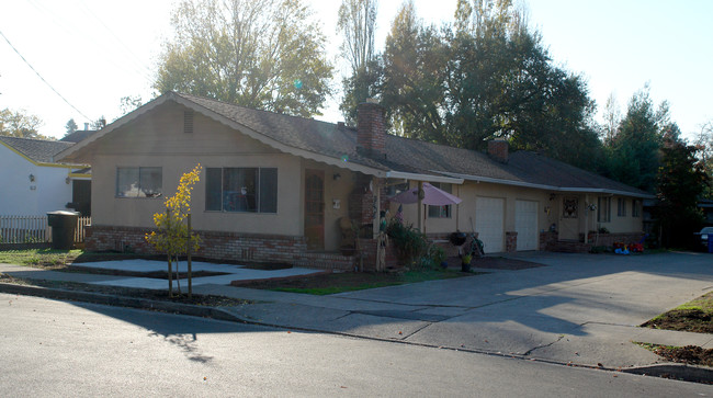 1543 Wright St in Santa Rosa, CA - Building Photo - Building Photo