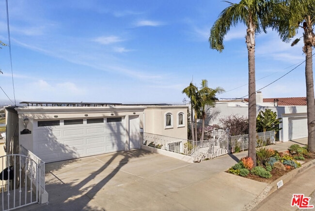 8120 Billowvista Dr in Los Angeles, CA - Building Photo - Building Photo