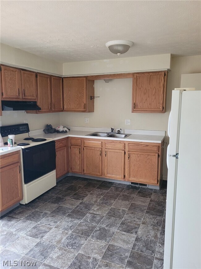 2781 Thackeray Ave NW in Massillon, OH - Building Photo - Building Photo