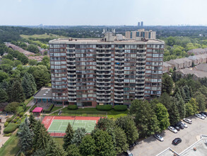 100 Observatory Ln in Richmond Hill, ON - Building Photo - Building Photo