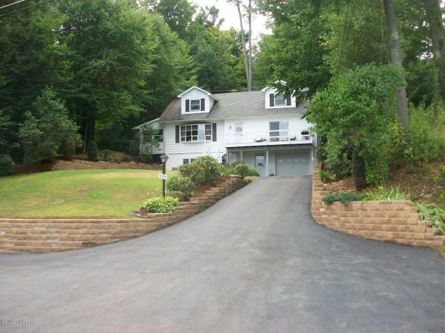 126 W Shore Dr in Lake Ariel, PA - Building Photo