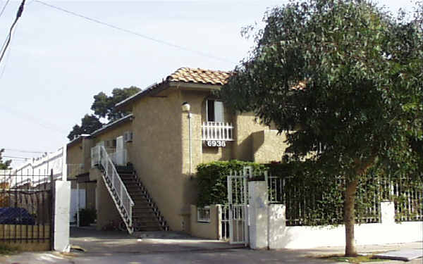 6936 Morella Ave in North Hollywood, CA - Foto de edificio - Building Photo