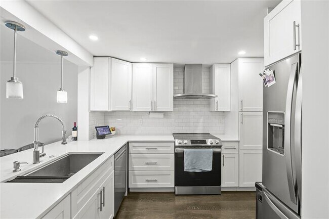 2310 S Cypress Bend Dr in Pompano Beach, FL - Building Photo - Building Photo