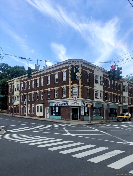 70 Center St in Shelton, CT - Building Photo