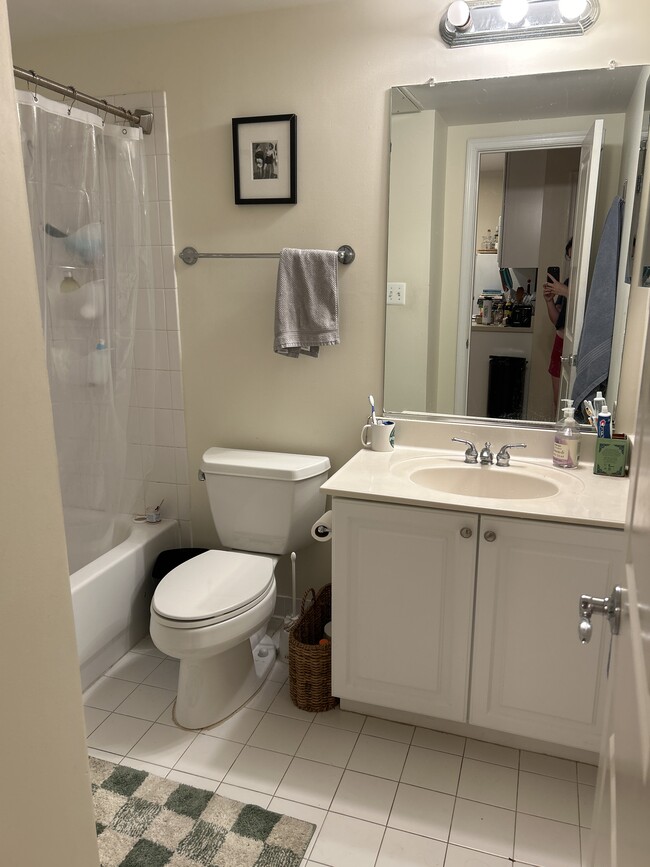 222 7th St NE, Unit B in Washington, DC - Foto de edificio - Building Photo