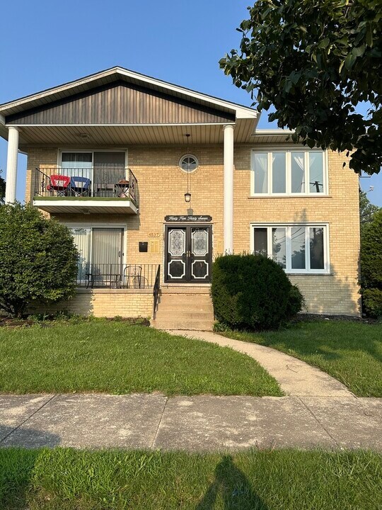 4537 Maple Ave in Brookfield, IL - Foto de edificio
