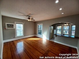 124 W Mistletoe Ave in San Antonio, TX - Building Photo