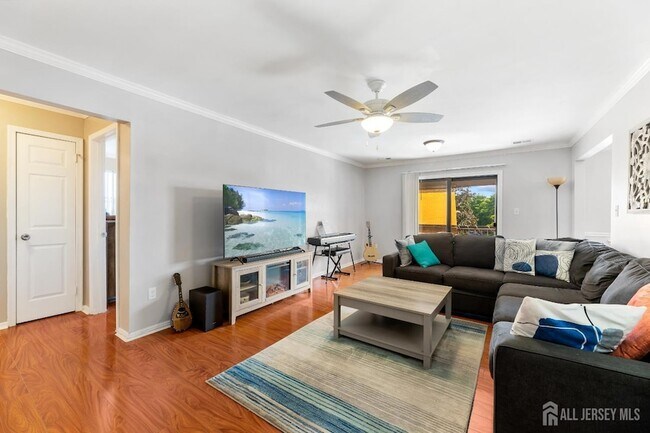 131 Beverly Hl Ter in Woodbridge Township, NJ - Foto de edificio - Building Photo