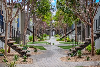 Twin Pines Apartments in Anaheim, CA - Foto de edificio - Building Photo