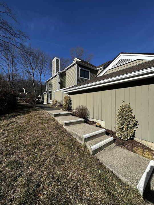 44 Country Walk in Shelton, CT - Building Photo