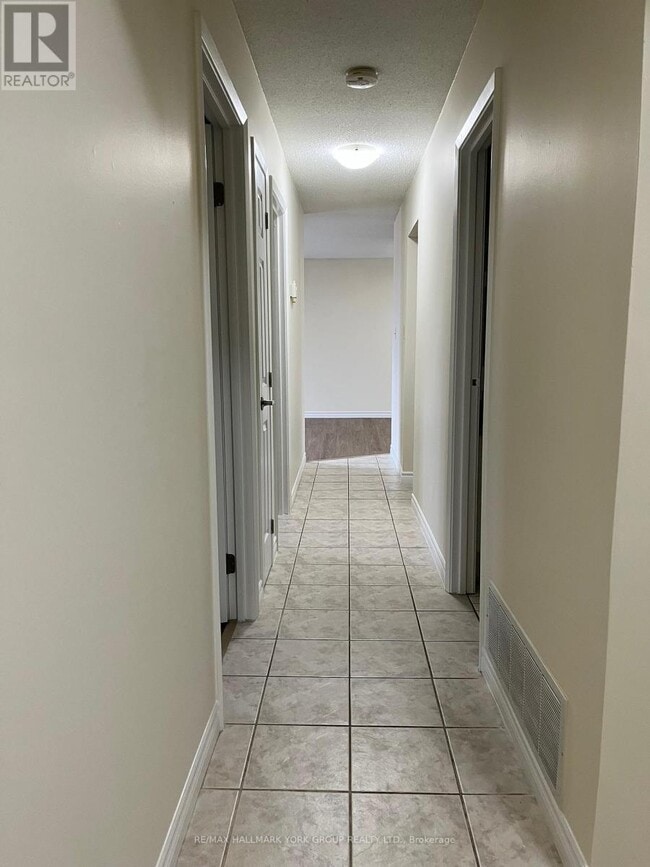 131 Edgehill Dr in Barrie, ON - Building Photo - Building Photo