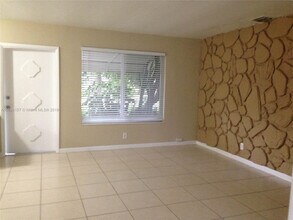 1325 SE 1st Terrace in Deerfield Beach, FL - Building Photo - Building Photo