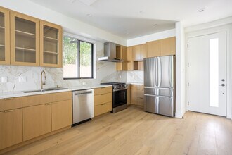 456 N Poinsettia Pl in Los Angeles, CA - Foto de edificio - Building Photo