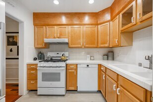 342 N Oakhurst Dr in Beverly Hills, CA - Building Photo