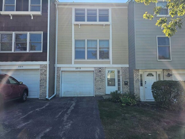 2015 Oxford Ct in Schaumburg, IL - Building Photo - Building Photo