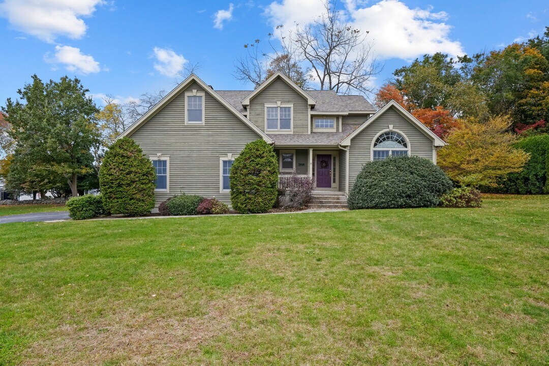 15 Jacobs Point Rd in Warren, RI - Building Photo