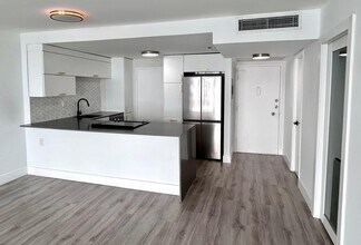 5838 Collins Ave, Unit 8E in Miami Beach, FL - Foto de edificio - Building Photo