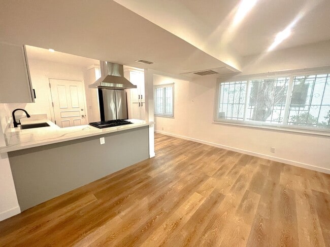 10223 Dixon Ave S in Inglewood, CA - Building Photo - Building Photo