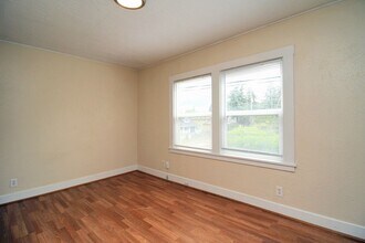 7630 SE Woodstock Blvd in Portland, OR - Building Photo - Building Photo