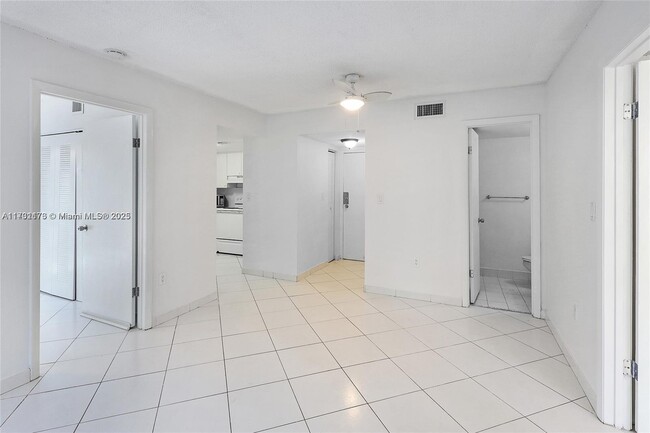 2600 Collins Ave in Miami Beach, FL - Building Photo - Building Photo