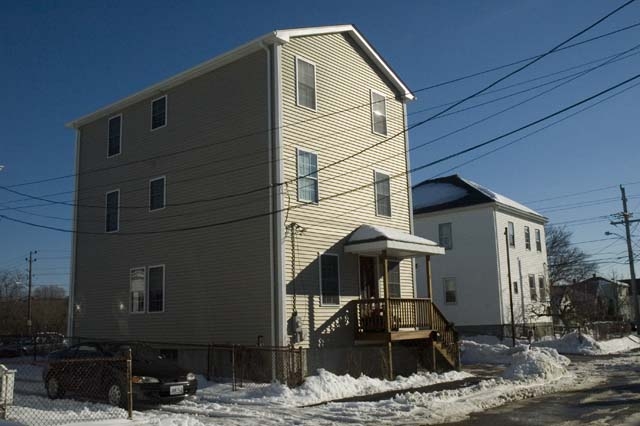 12 Easterbrooks Ave in Bristol, RI - Foto de edificio