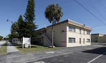 Windsor Gardens Apartment in Ft. Myers, FL - Foto de edificio - Building Photo