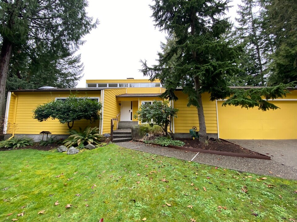 1647 Jeannette Plz NW in Bainbridge Island, WA - Building Photo