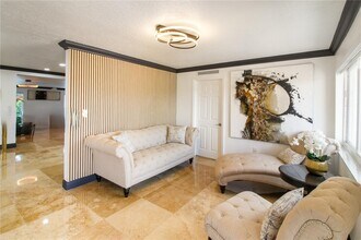13262 NW 1st Ter in Miami, FL - Foto de edificio - Building Photo