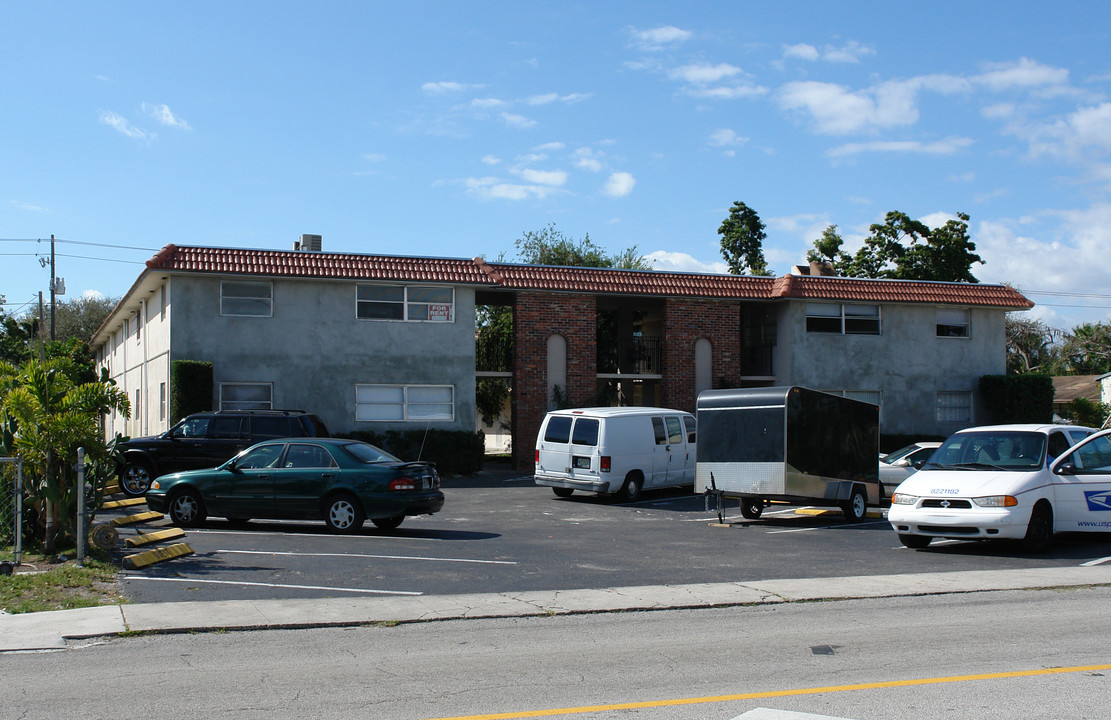 2500 Johnson St in Hollywood, FL - Building Photo