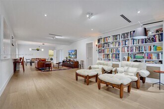 1223 NE 102nd St in Miami Shores, FL - Foto de edificio - Building Photo