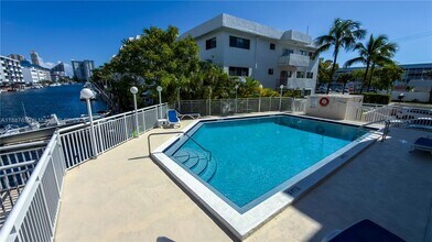 17051 NE 35th Ave in Miami, FL - Building Photo - Building Photo