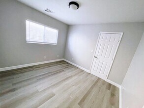 9778 Splendor Sky Ave in Las Vegas, NV - Building Photo - Building Photo