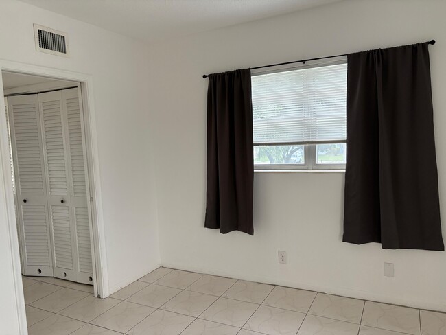 137 Salisbury E in West Palm Beach, FL - Building Photo - Building Photo